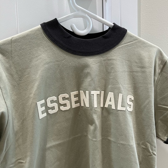 BNWT ESSENTIALS TSHIRT - Picture 2 of 5